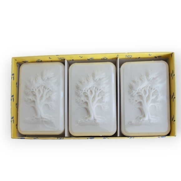 Lorcos French Lavender Soaps Set of 3 Soaps NIB - Picture 2 of 9